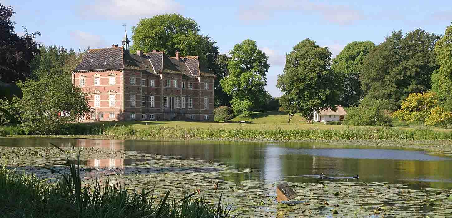 Se de smukke slotte langs vejen på Morten Korch tur