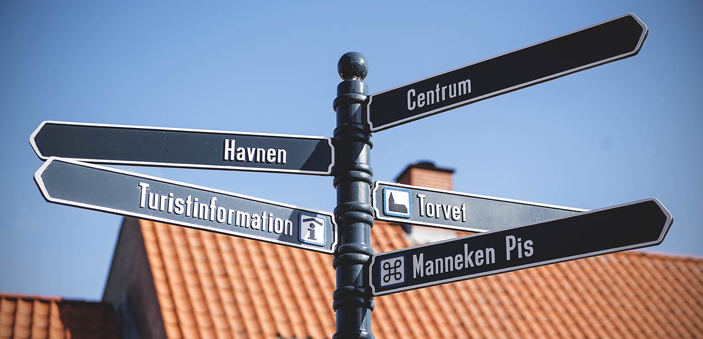 Skilt i gaden viser vej til forskellige seværdigheder i Bogense