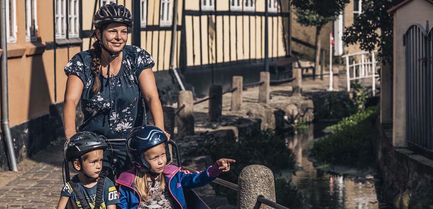 Familie cykler ved Bogense Bybæk
