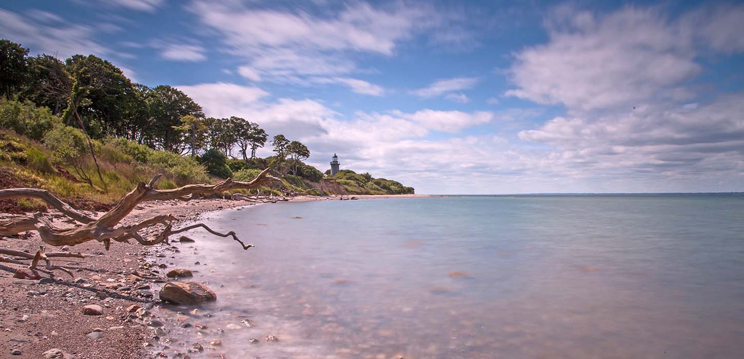 Æbelø ved kysten med udsigt til fyrtårnet