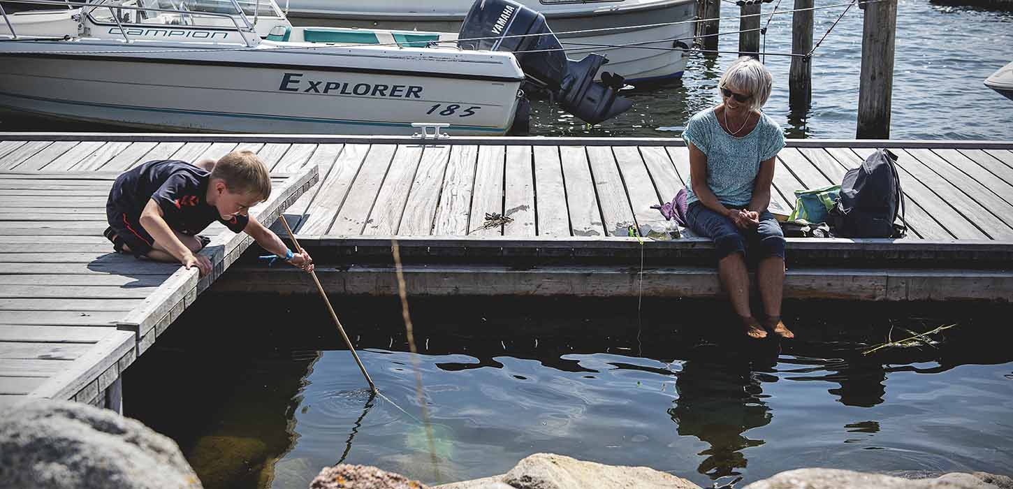 Dreng fiske ved havnen