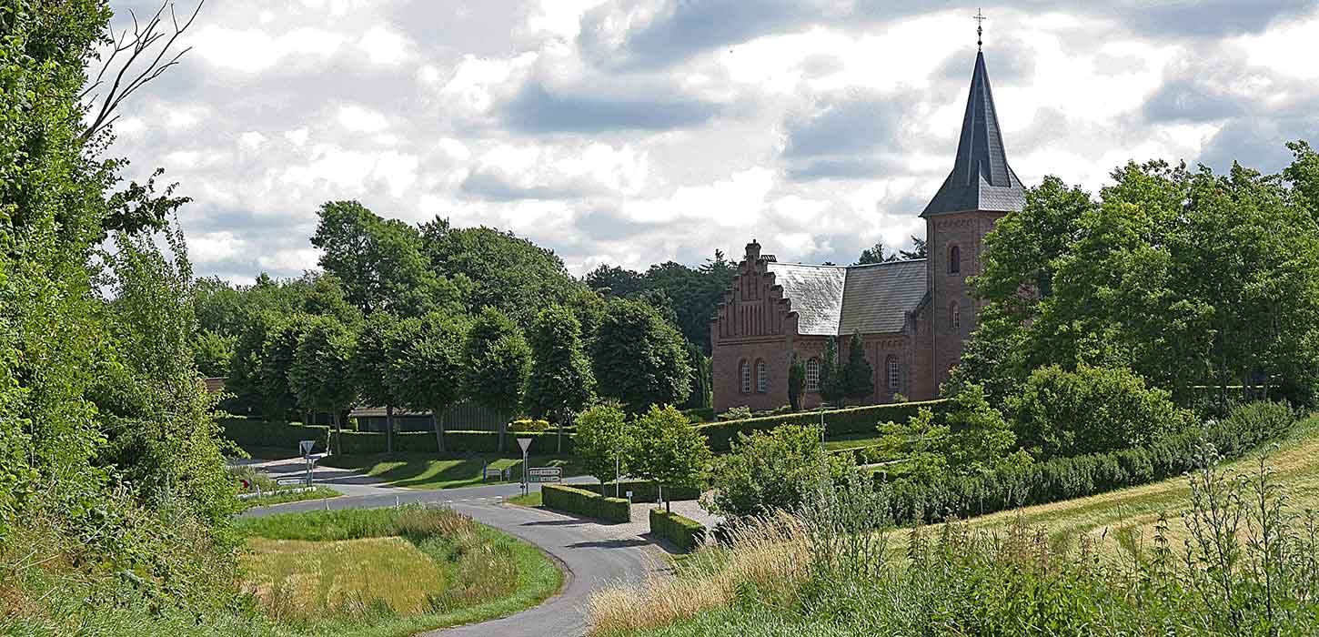 Blick von der Spitze des Hügels auf die Padesø Kirche auf Nordfyn