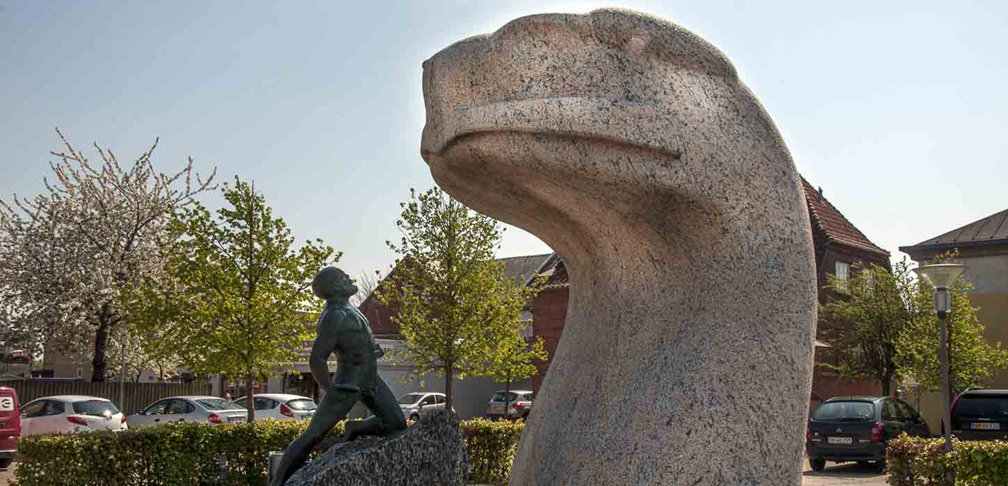 Midgårdsormen i Otterup - kunstner Jørgen Meier-Larsen, stenhugger Hans Kelbøl