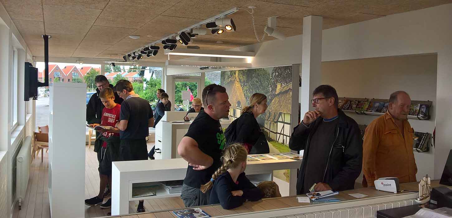 Turistkontor med mennesker
