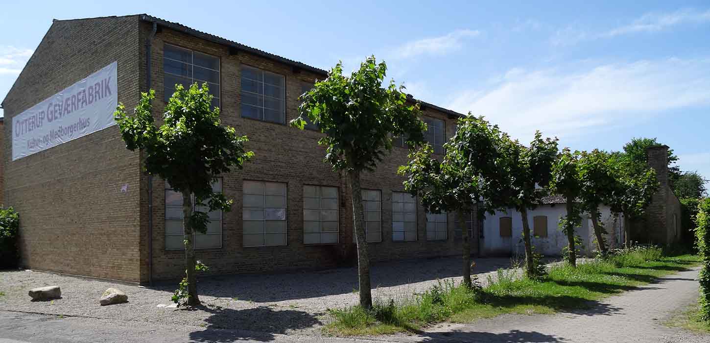 Otterup Geværfabrik fra siden og facaden