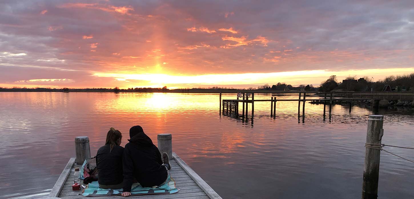 Solnedgang over Klintebjerg Havn ved Odense Fjord