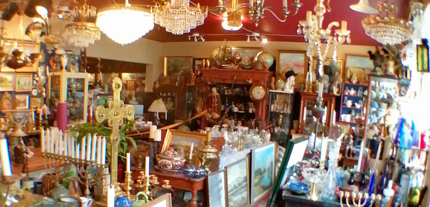 Kronleuchter, Gemälde und andere Antiquitäten im Geschäft Antik 44