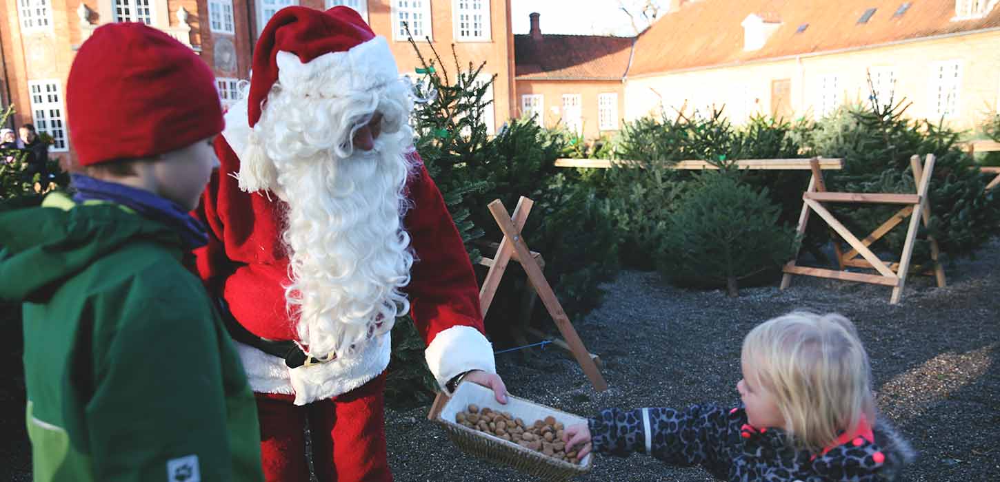 Julemanden uddeler pebernødder ved Langesø Slot