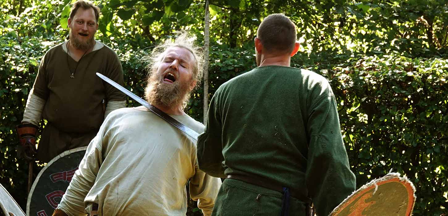 Vikinger laver opvisning med sværdkamp i Glavendruplunden