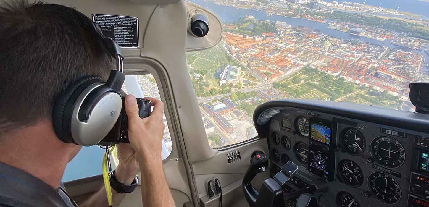 Jesper Larsen fotograferer fra flyet