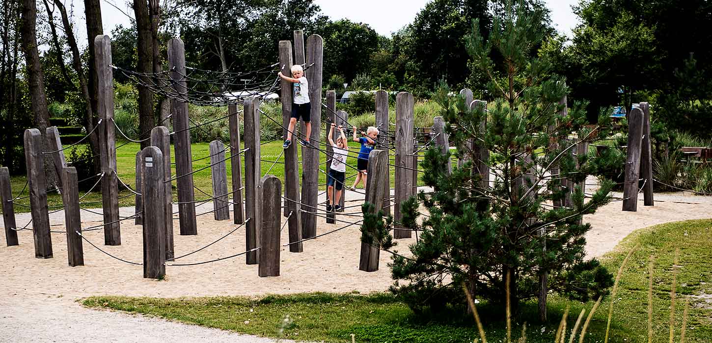 Børn leger på Hasmark Strandoase