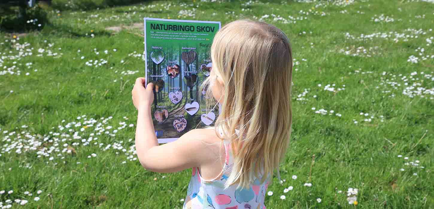 Pige er i gang med at udfylde skovbingo-pladen