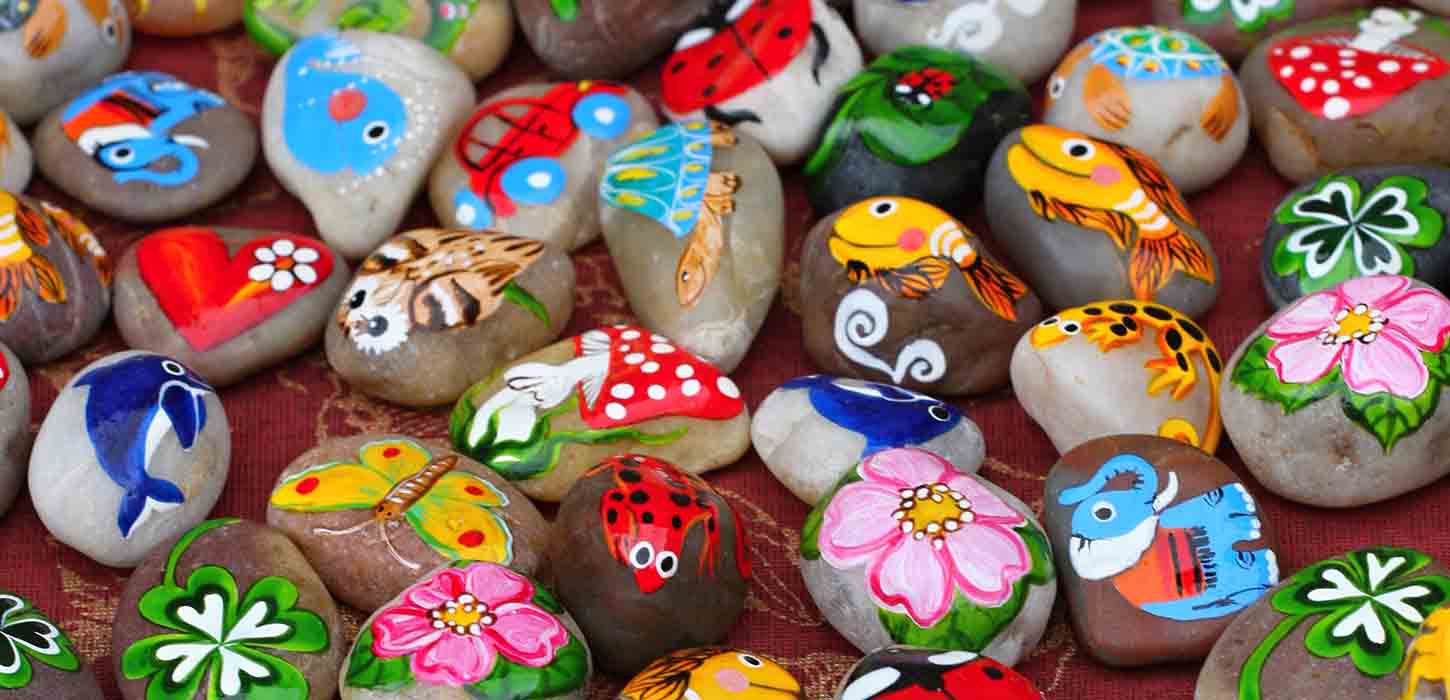 Sten, der er blevet malet med alle slags farver