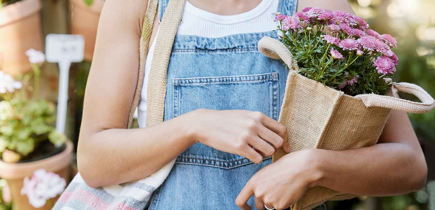 Kvinde med blomst og shopper på shopping