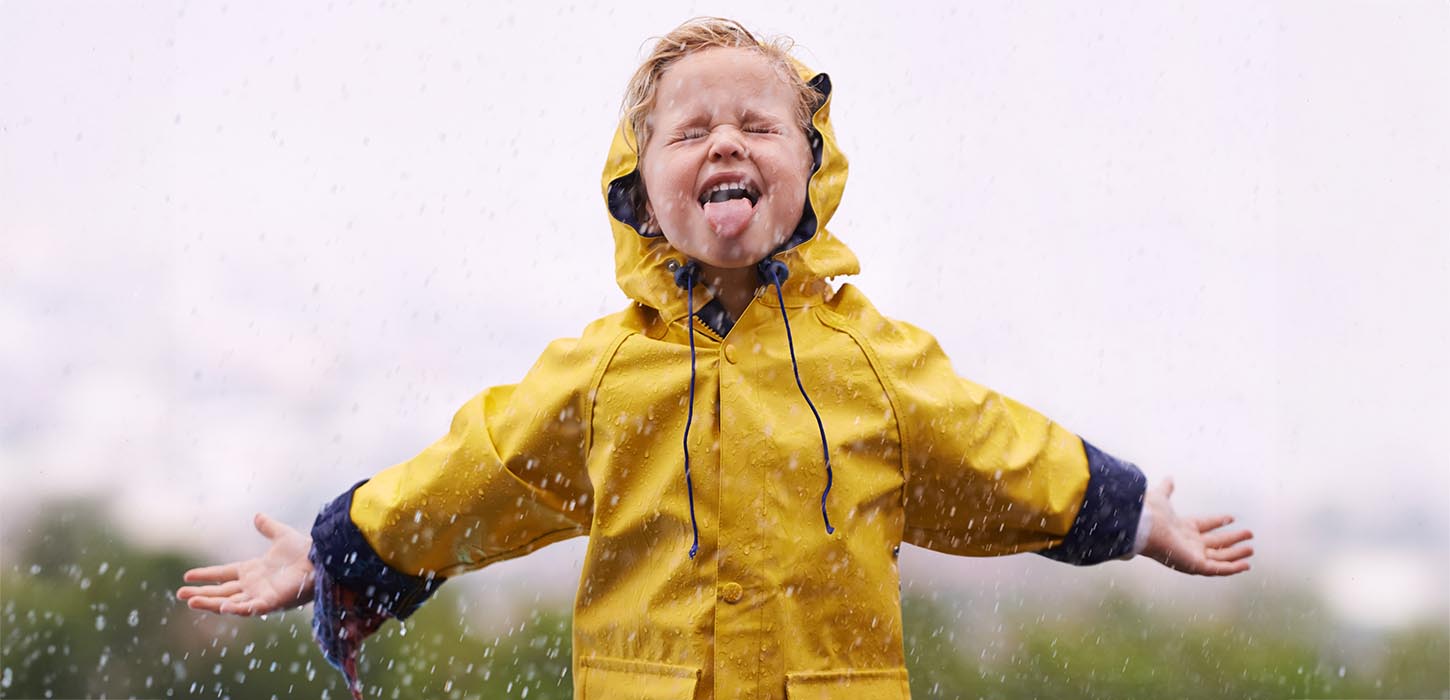 Barn leger i regnvejret