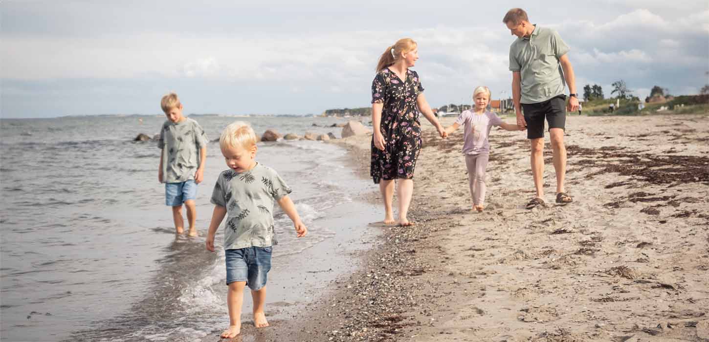 Familie går tur på Hasmark Strand