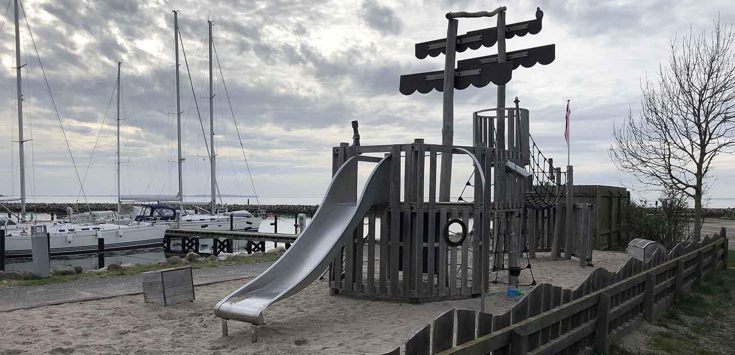 Piratlegepladsen ved Bogense Marina og mørk himmel
