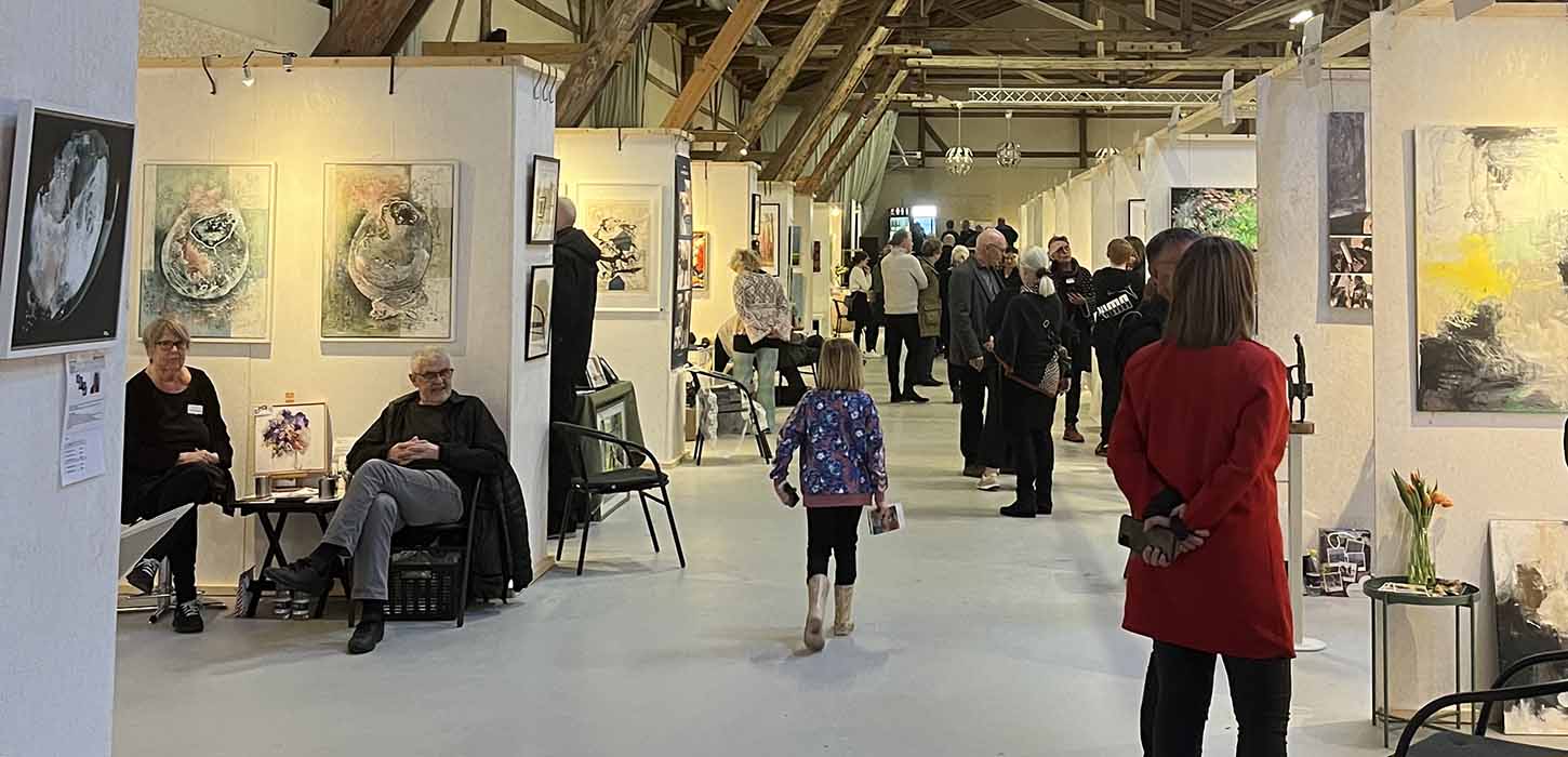 Folk ser på kunst til Eventyrlig kunstmesse