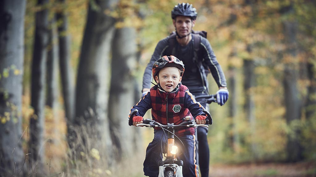 Far og søn cykler på mountainbike ved Langesø