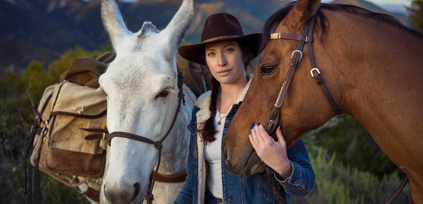 En kvindelig rytter med to heste i Nordcalifornien