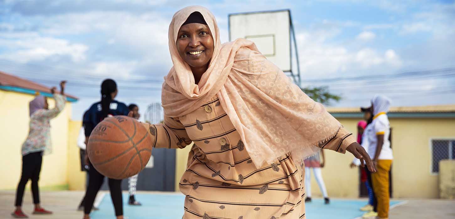 Kvinde spiller bold i Somaliland