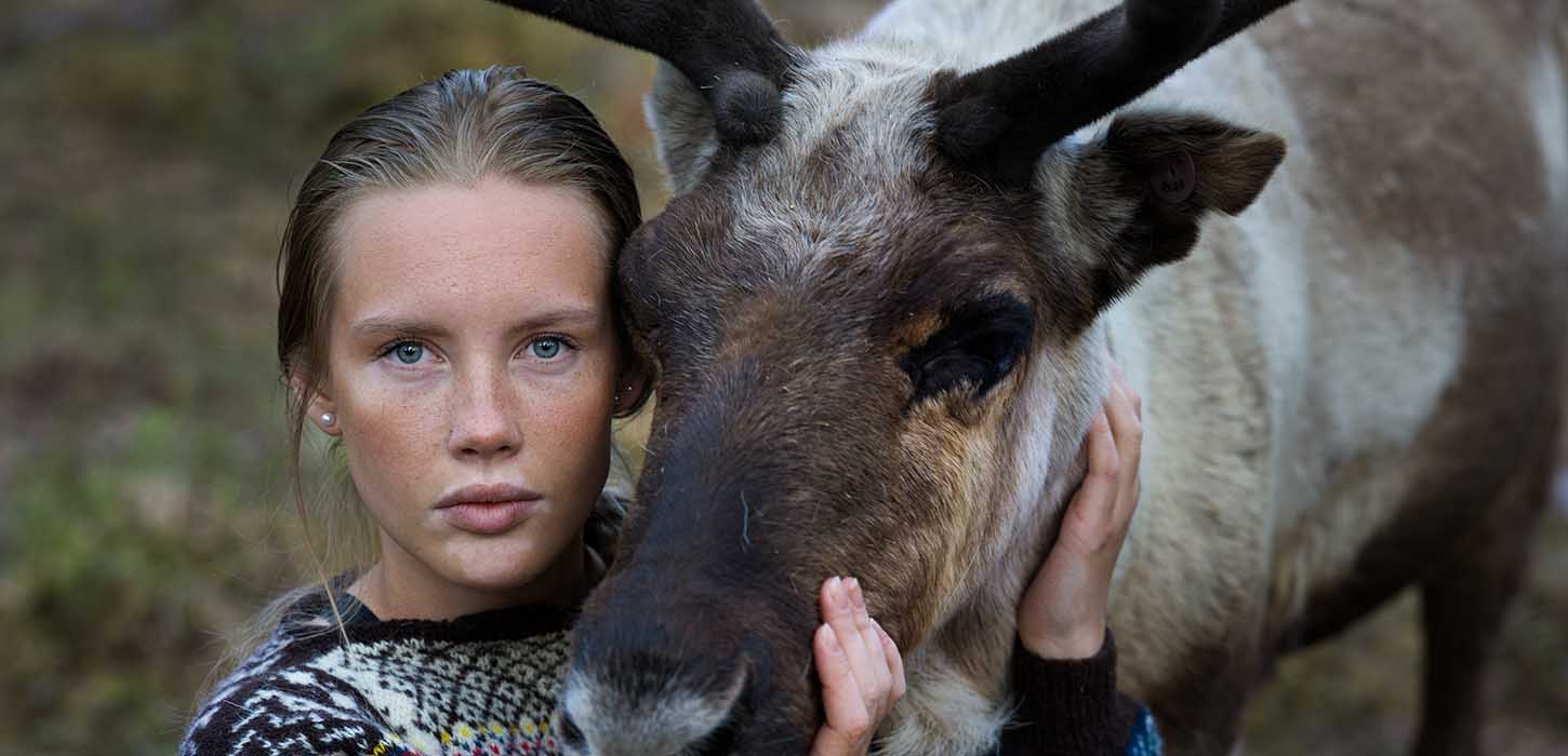 Samisk kvinde med rensdyr