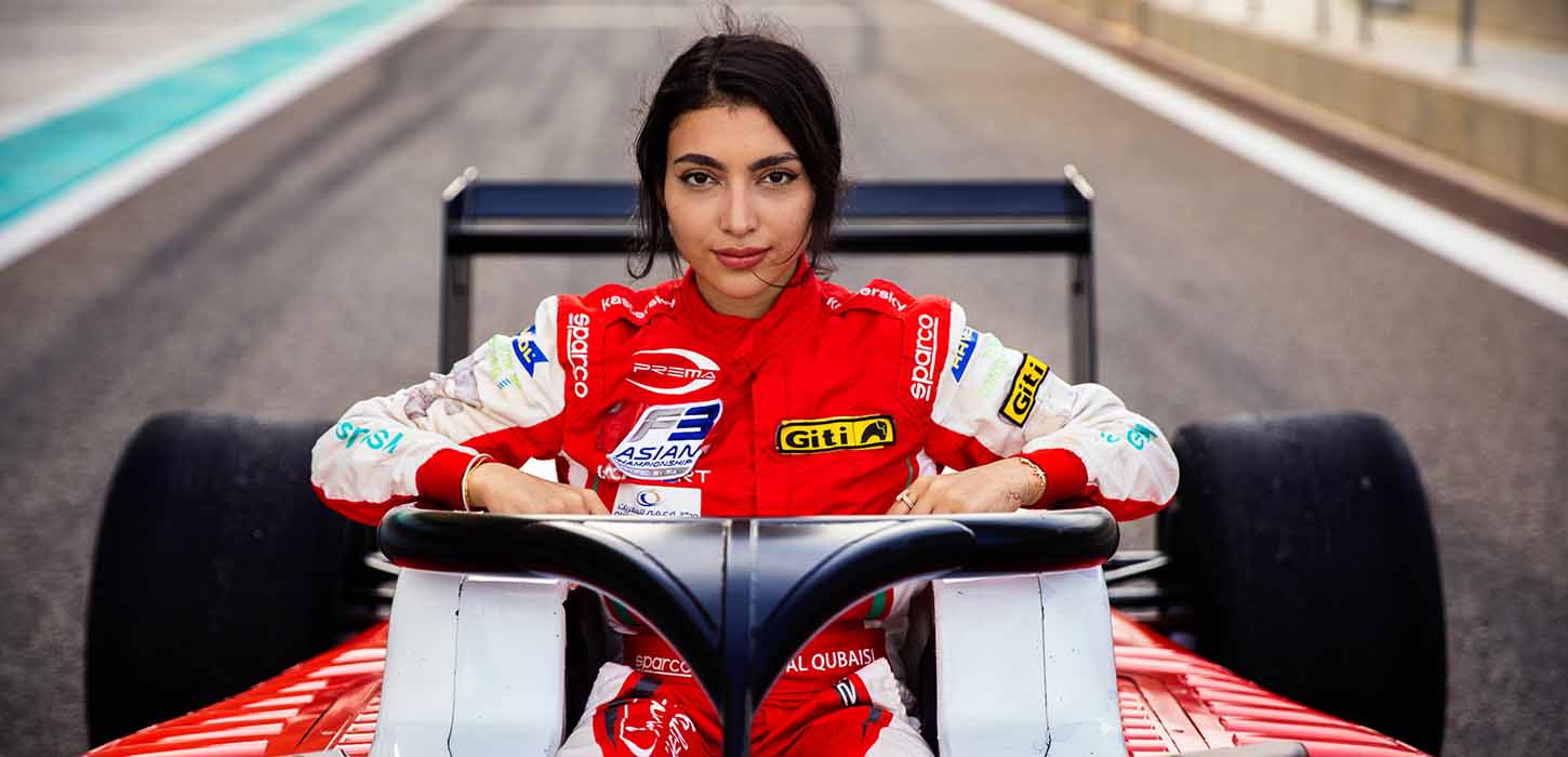 Kvindelig racerkører fra UAE af Mihaela Noroc