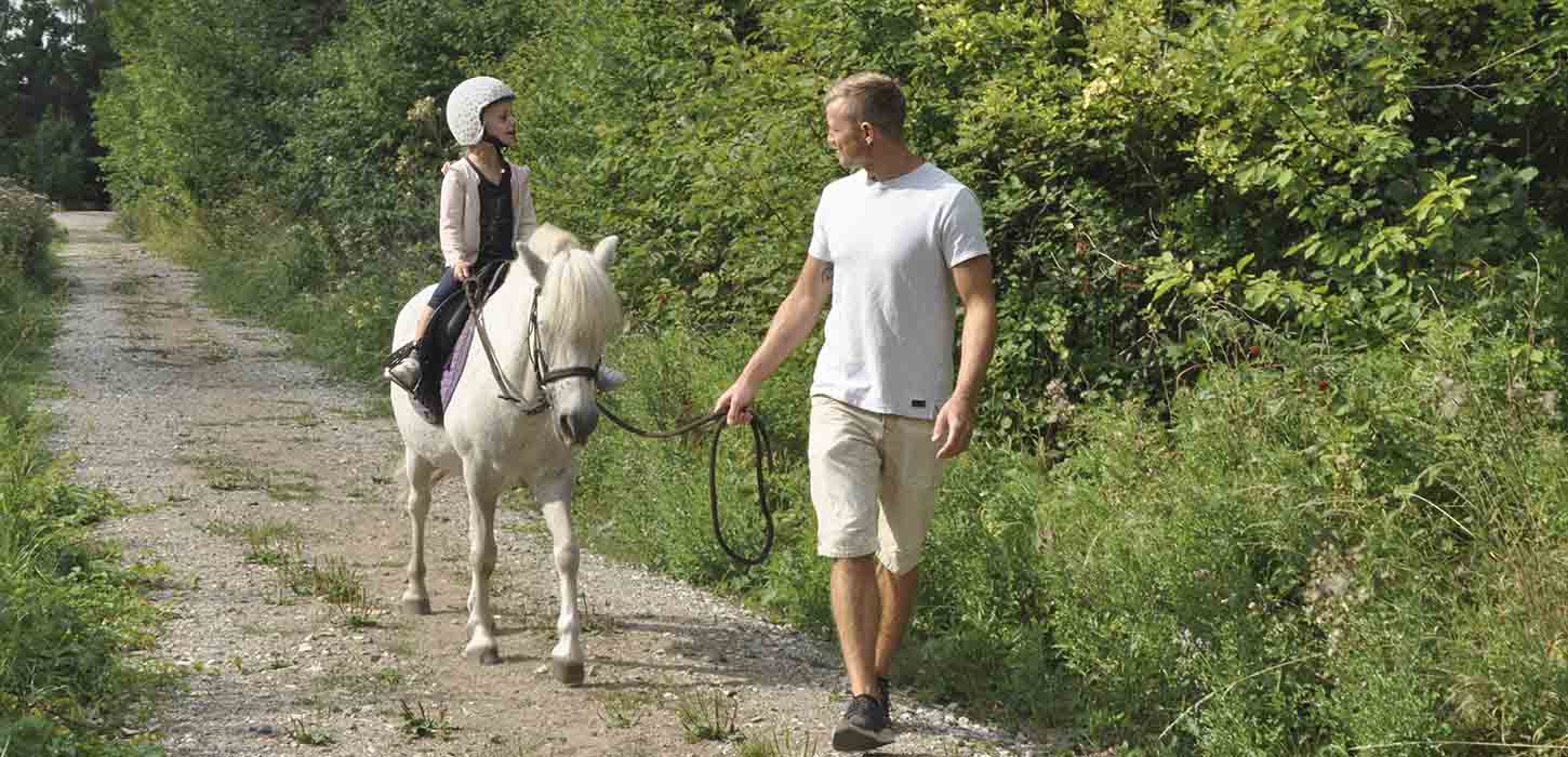Pige på guidet ridetur med Hestehavens Rideklub