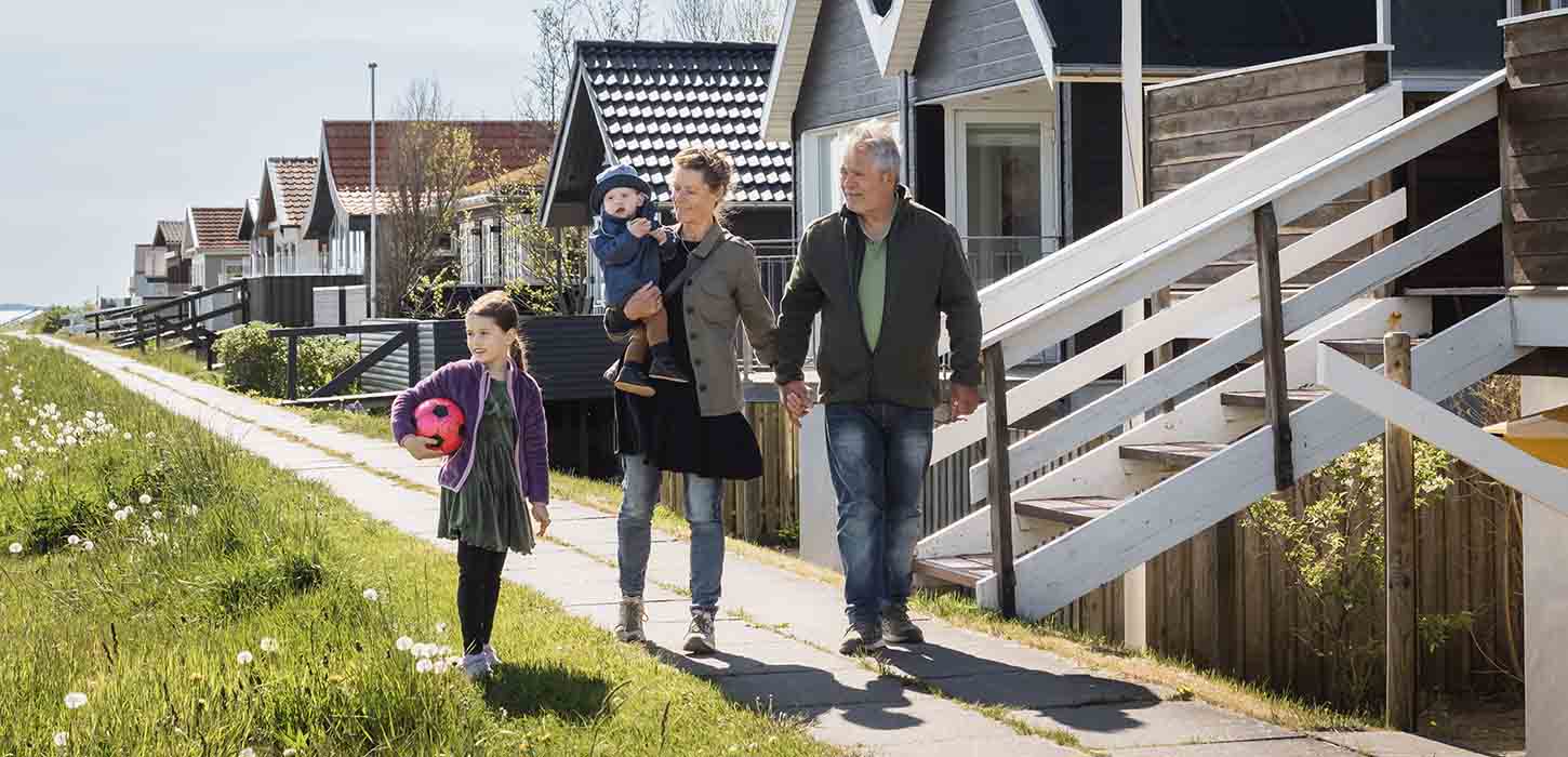 Bedsteforældre med børnebørn ved sommerhuse på Fuglsang Strand