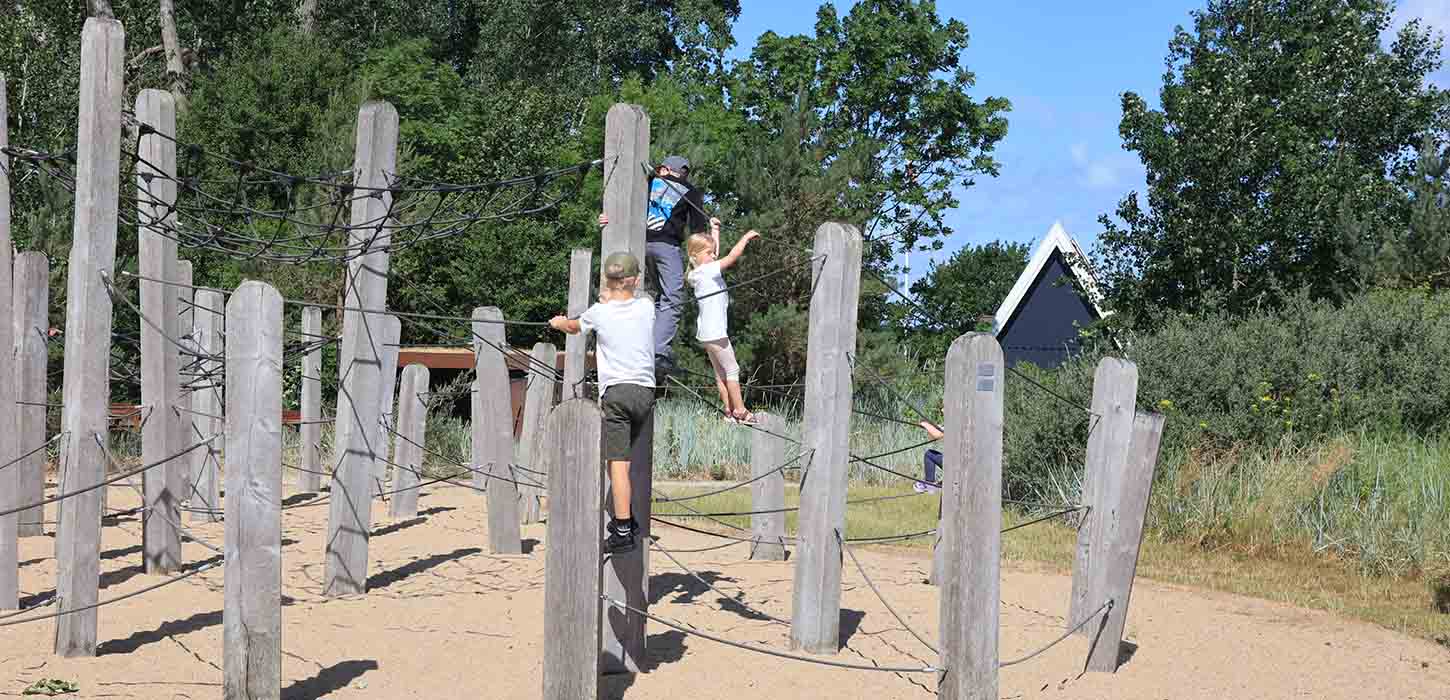 Kinder spielen auf dem Spielplatz an der Strandoase Hasmark