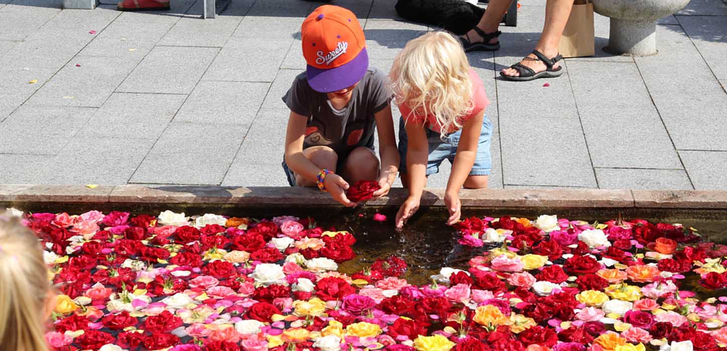 Kinder auf dem Rosenfestival