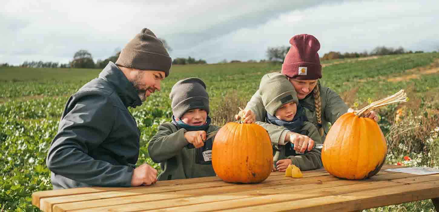 Familie og græskar på Kellebygård