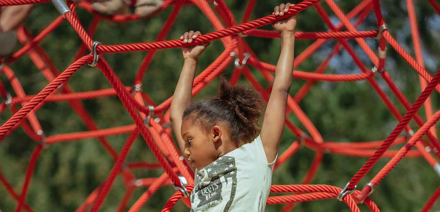 Fyns Sommerland dreng klatrer på rød klatrebane