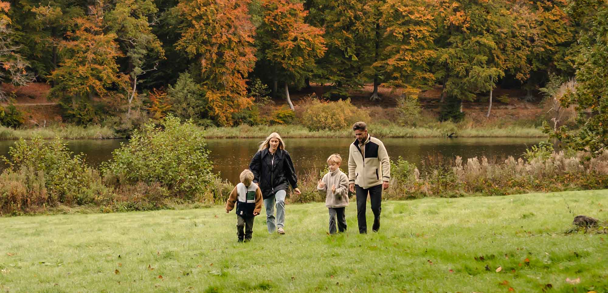 Familie går tur ved Langesø i efteråret